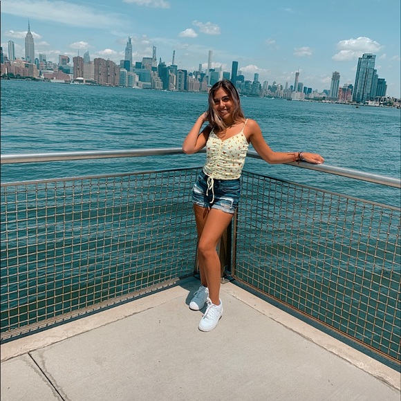 Meet your Posher, Gabriella - Picture 1 of 5